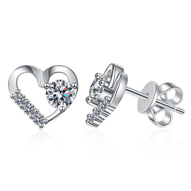 Beszúrós szív ezüst fülbevaló moissanite kristállyal