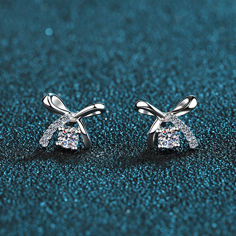 Beszúrós masni ezüst fülbevaló moissanite kristállyal
