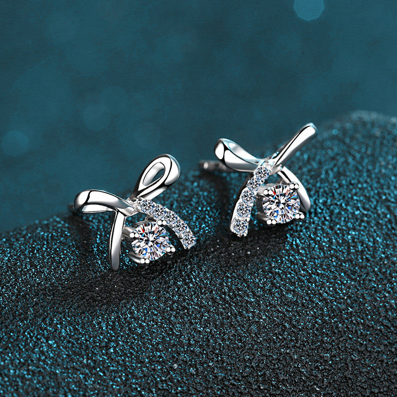 Beszúrós masni ezüst fülbevaló moissanite kristállyal