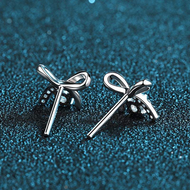 Beszúrós masni ezüst fülbevaló moissanite kristállyal